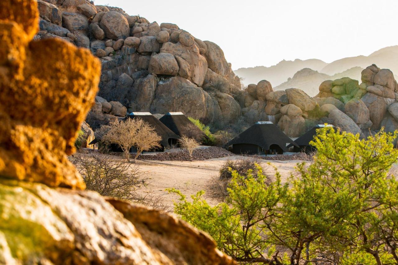 Ai Aiba - The Rock Painting Lodge Омаруру Екстер'єр фото