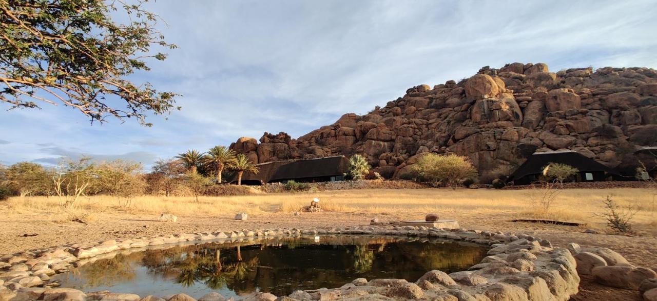 Ai Aiba - The Rock Painting Lodge Омаруру Екстер'єр фото