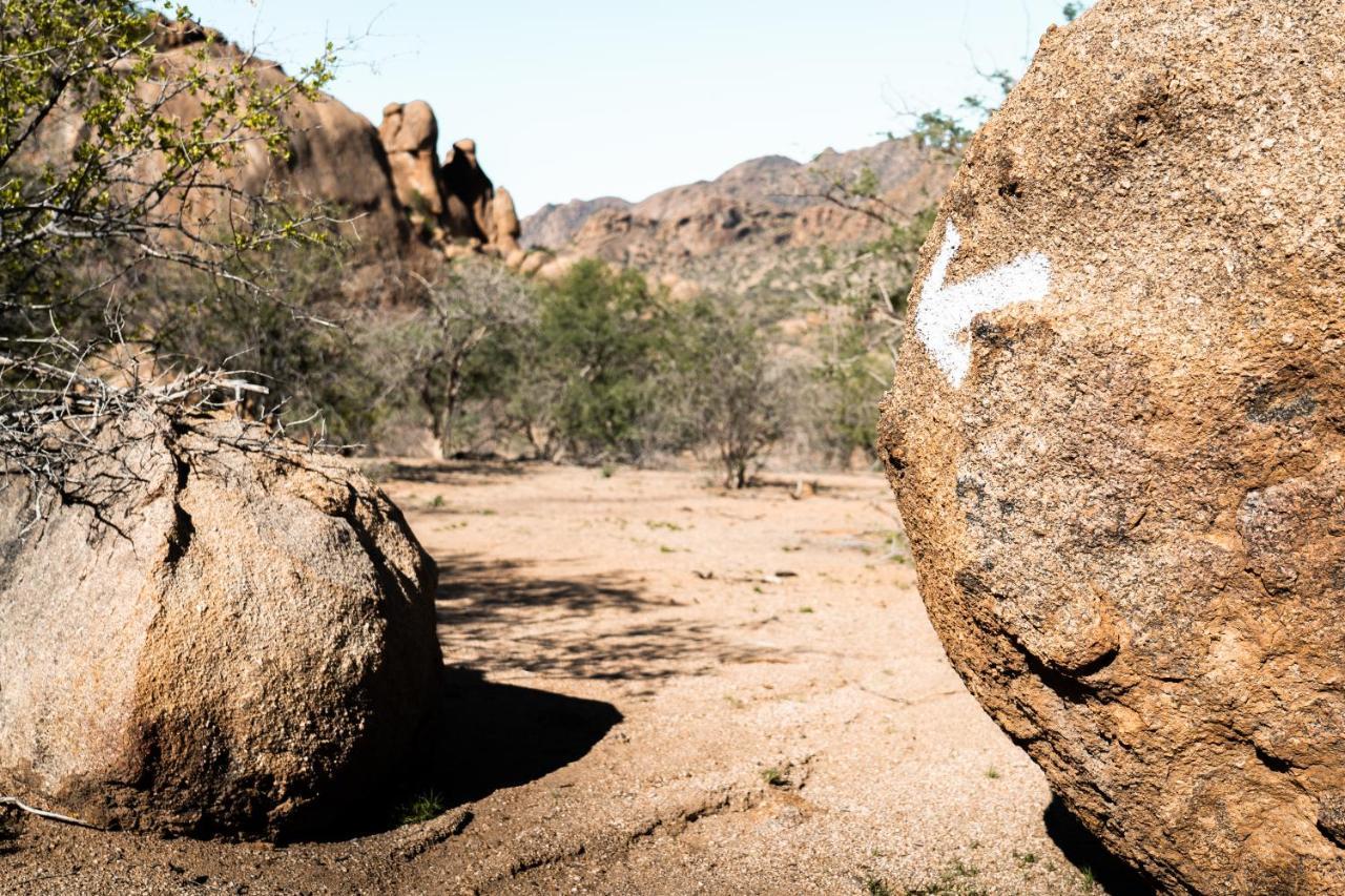 Ai Aiba - The Rock Painting Lodge Омаруру Екстер'єр фото