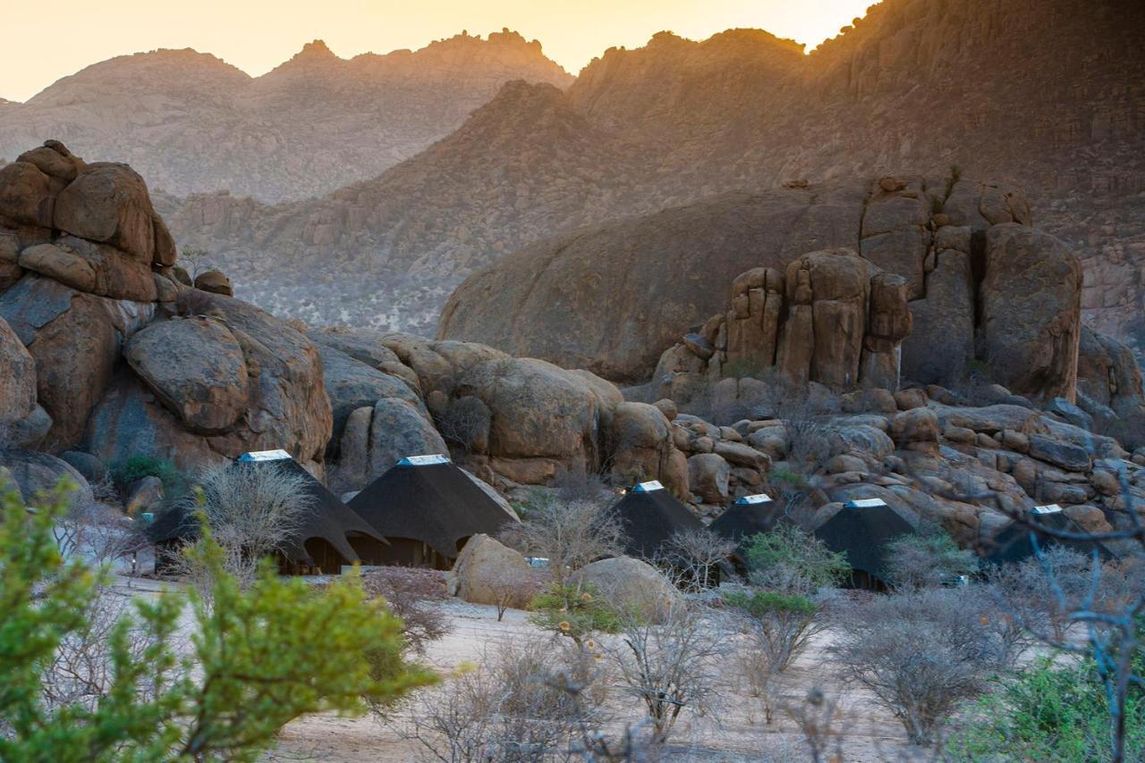 Ai Aiba - The Rock Painting Lodge Омаруру Екстер'єр фото